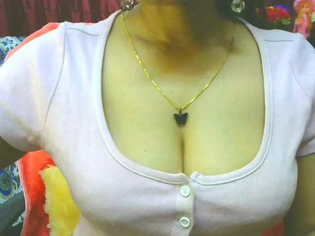 Aarju on BongaCams 