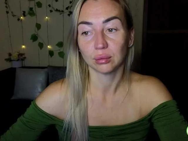Freechat Jullyblondkiss on BongaCams