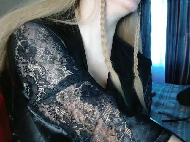 Freechat MiaLaFoxis on BongaCams