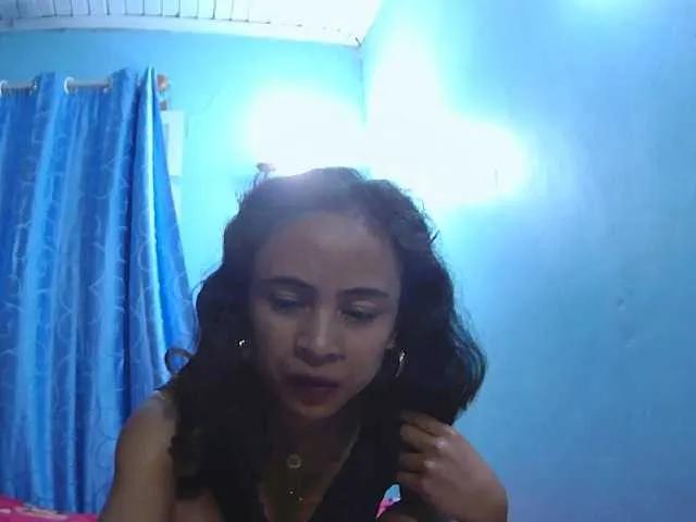 Roxanne03 on BongaCams