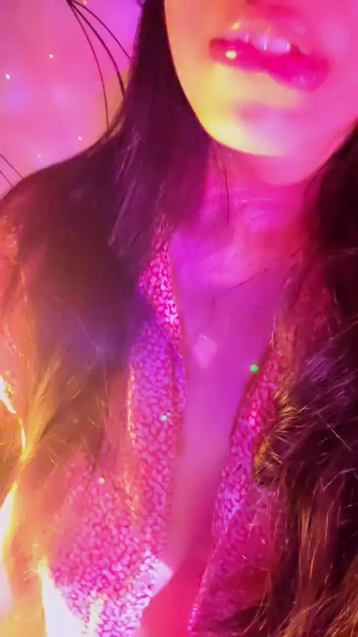 Aloneathome22 on Cam4