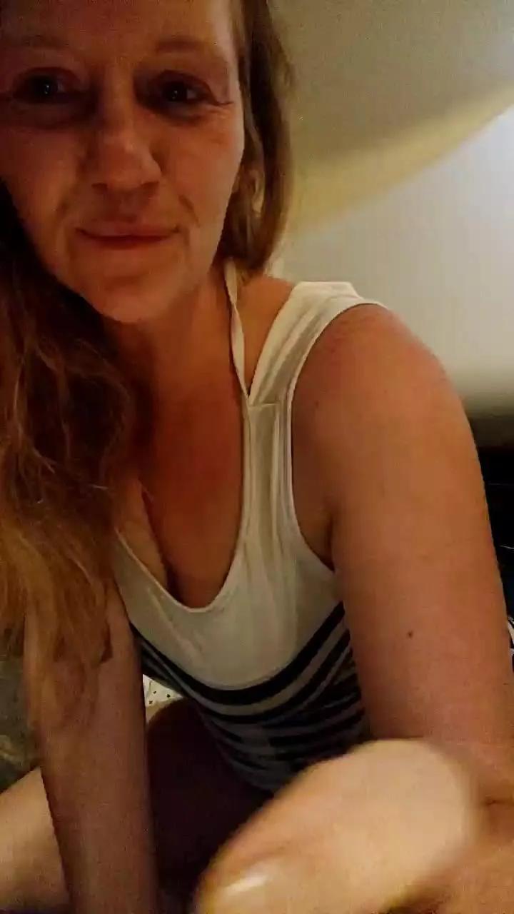 Offline Anayshotgirl on Cam4