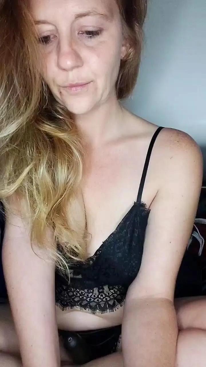 Offline Anayshotgirl on Cam4