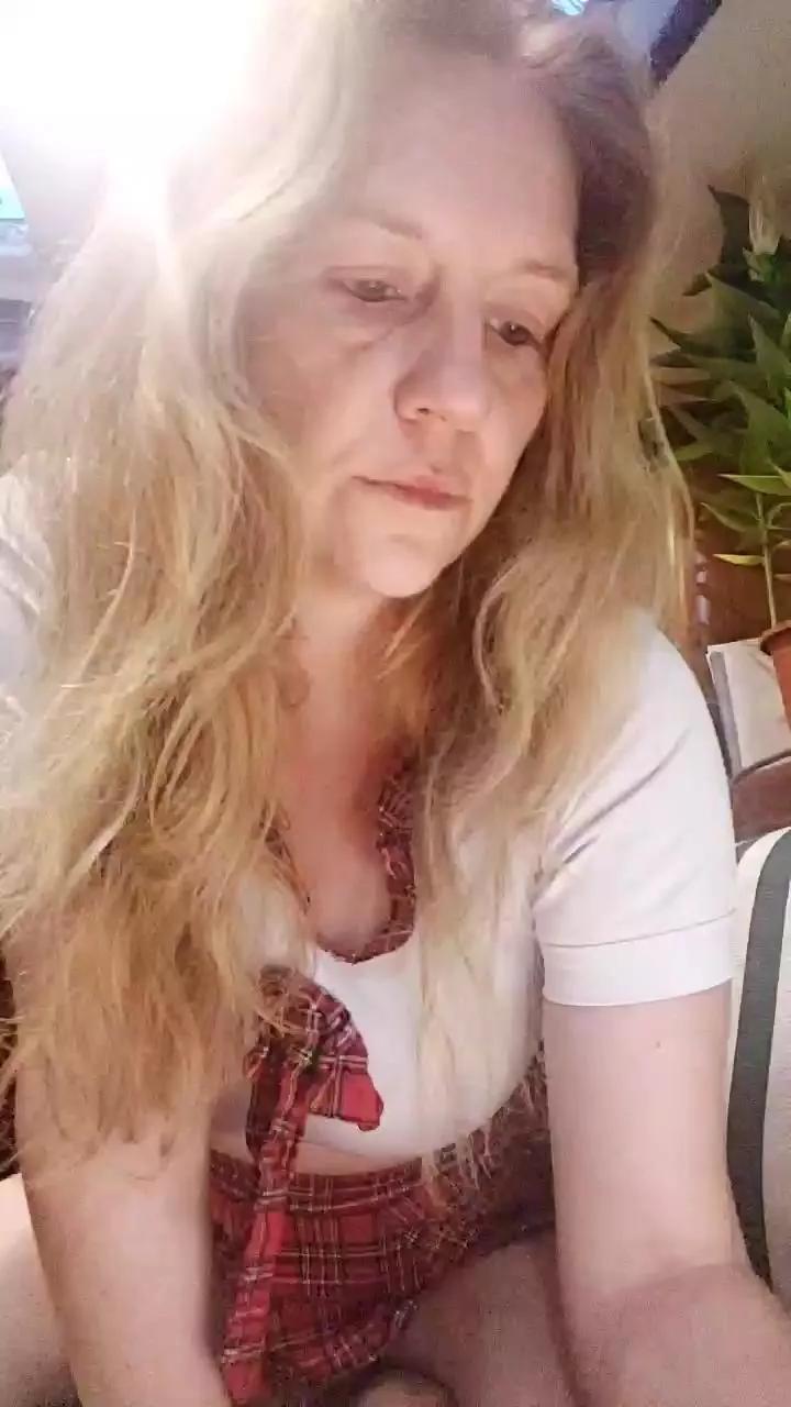 Offline Anayshotgirl on Cam4