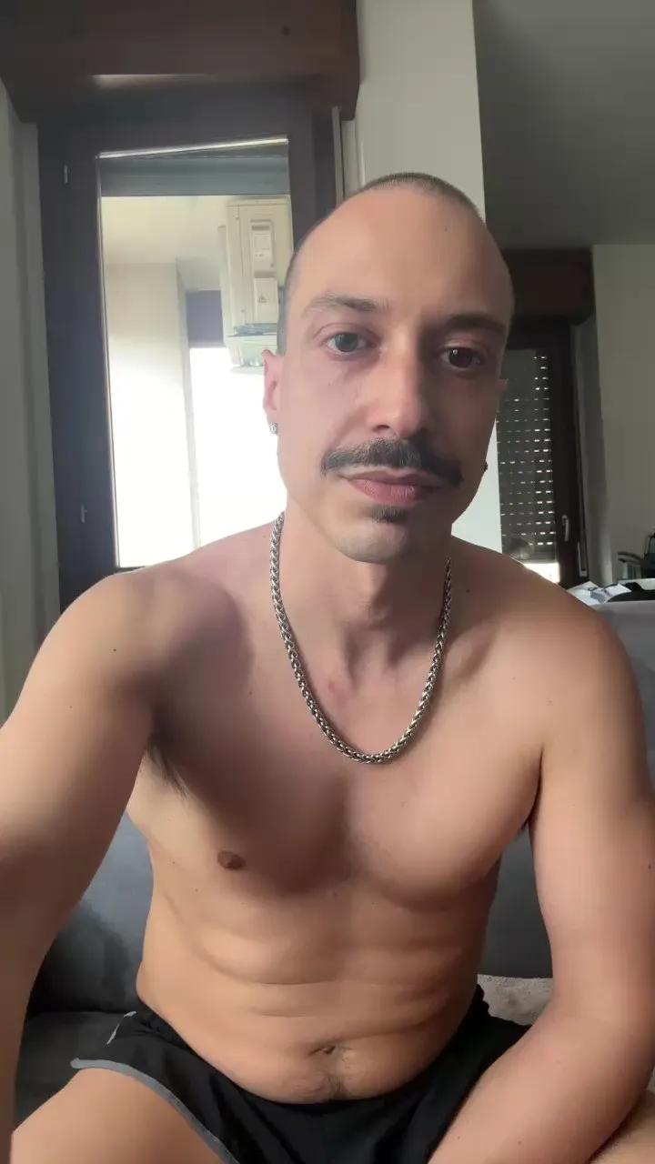 Bottomslut899 on Cam4 