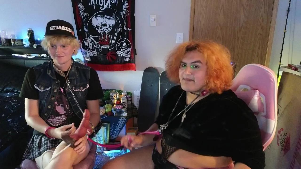 DogGirlFever on Cam4 