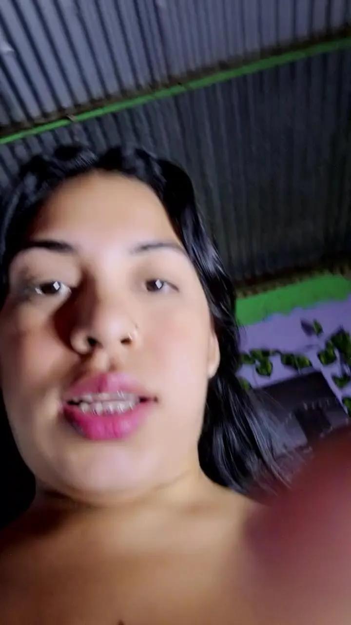 Offline girl_pee on Cam4
