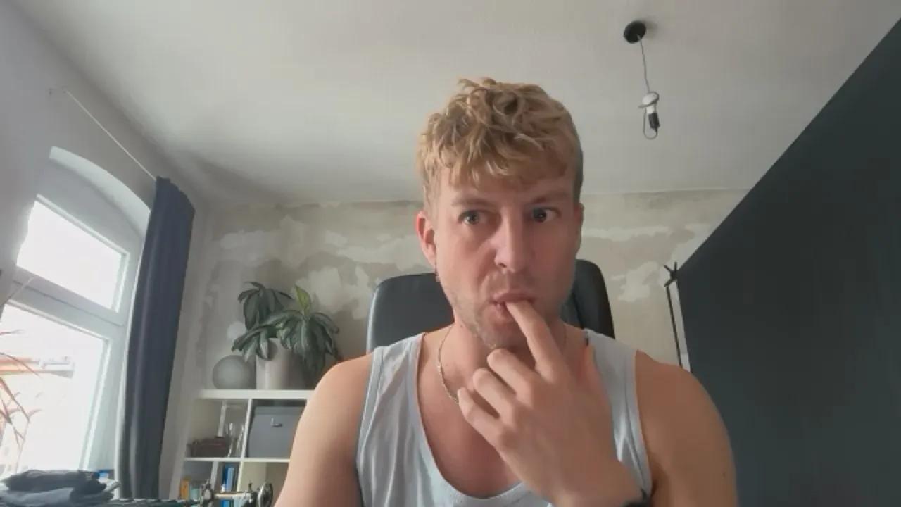 Offline Heikhoe69 on Cam4