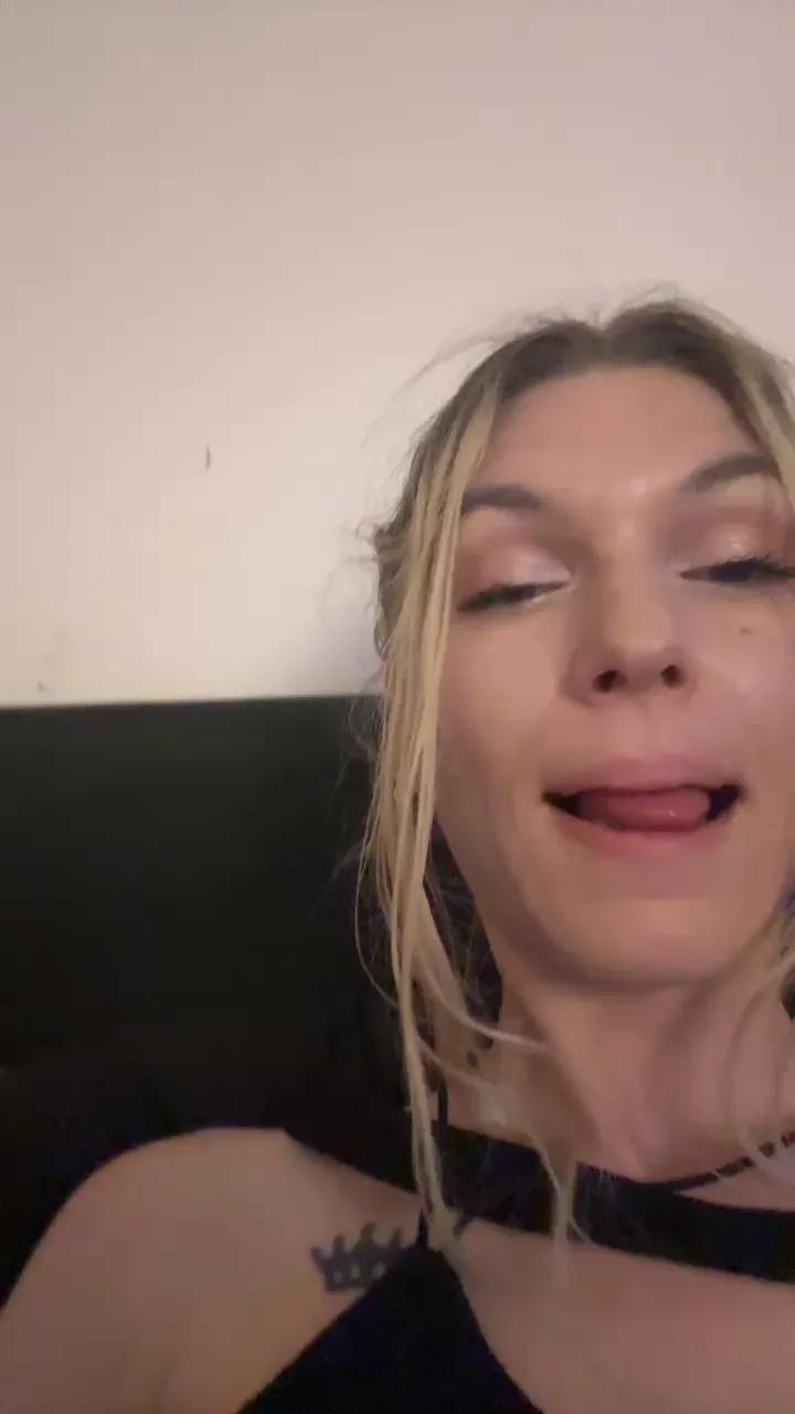 Offline ines190 on Cam4
