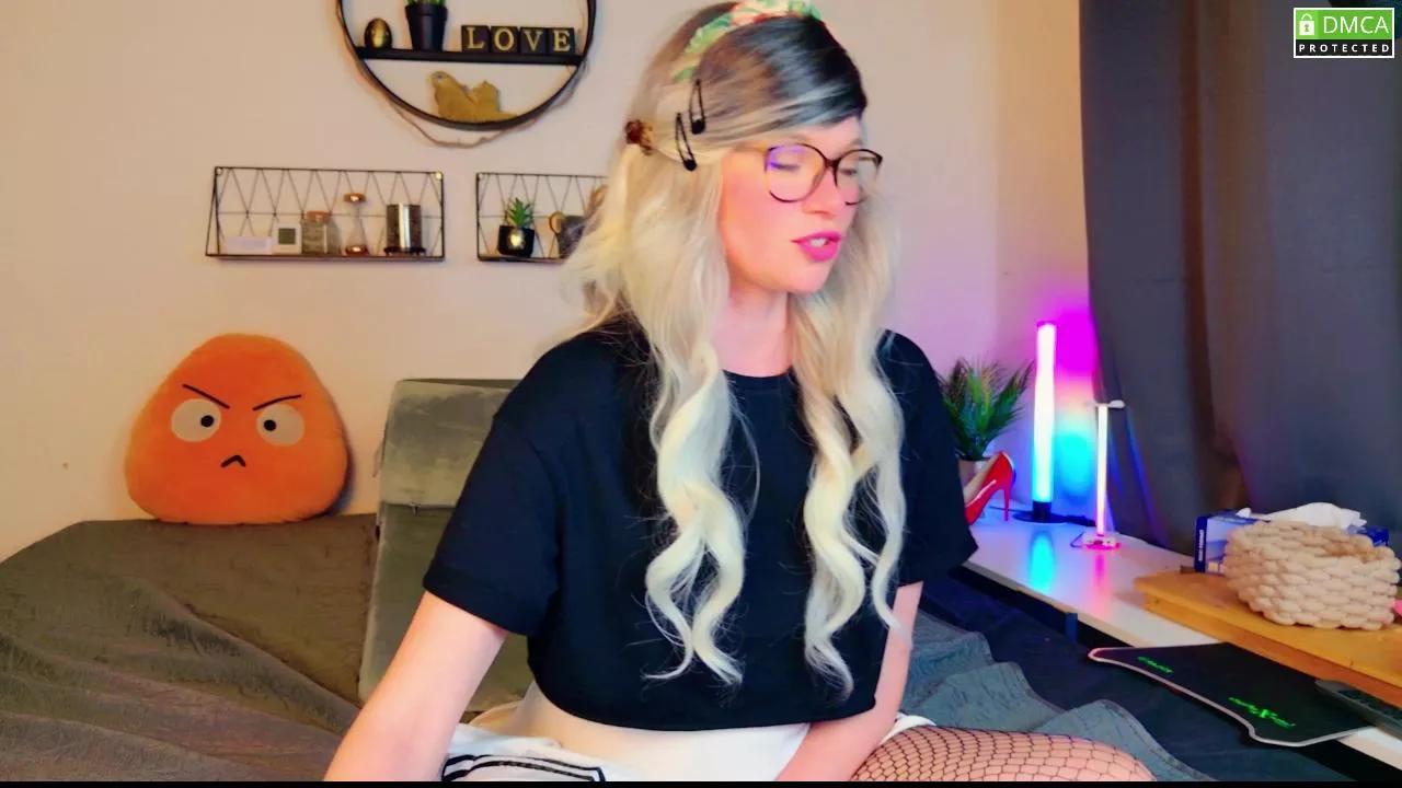 Offline Kittoucharme on Cam4