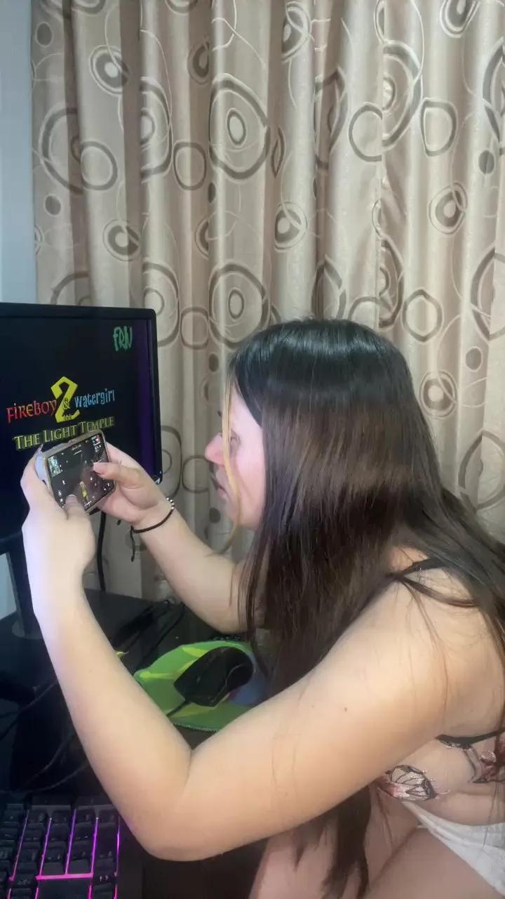 Offline lilygamer on Cam4