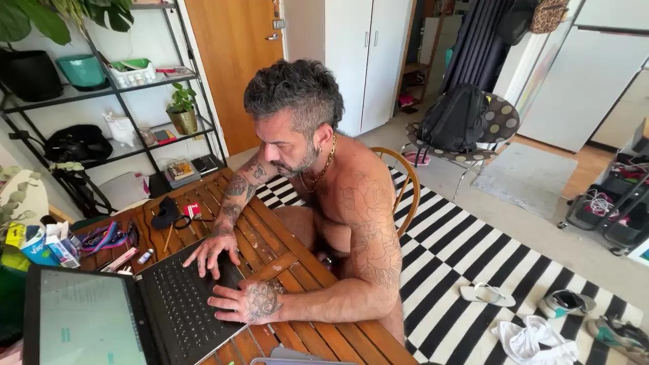 Offline sydneysucker on Cam4