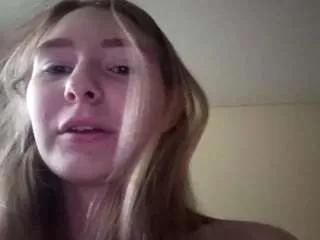 Freechat blondellroundtree on CamSoda