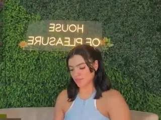emmily-z on CamSoda 