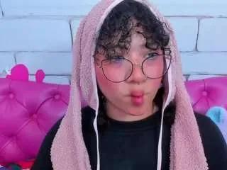 Freechat safiro-agata on CamSoda