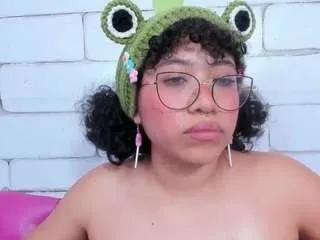 Freechat safiro-agata on CamSoda