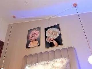 saraa-blonde on CamSoda 