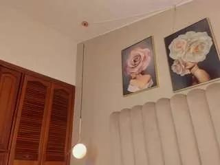 saraa-blonde on CamSoda 