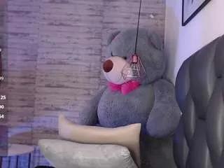 tinnahottie on CamSoda 