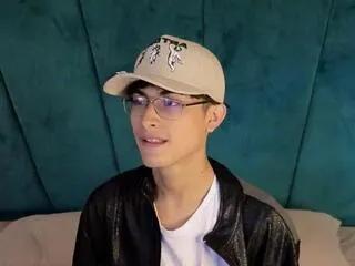 aaron_ez on Flirt4Free