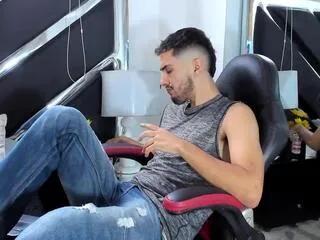 Freechat yoggi_aron on Flirt4Free