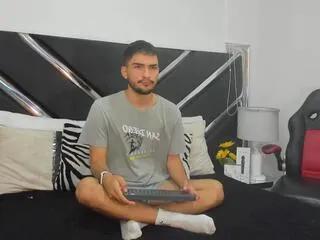 Freechat yoggi_aron on Flirt4Free
