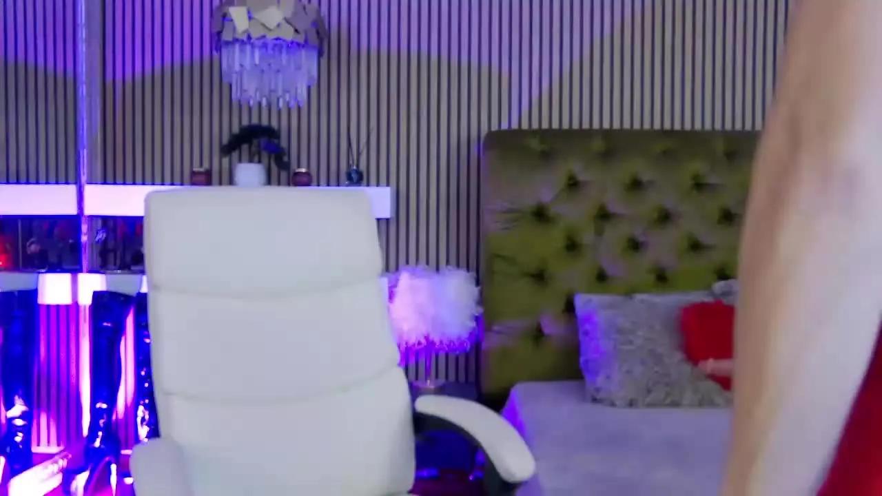 Offline AdinaJenner on Streamray