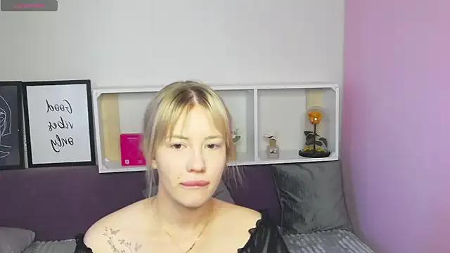 PollyMoores on StripChat 